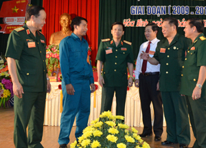 Đồng chí Hoàng Việt Cường, Bí Thư Tỉnh ủy cùng lãnh đạo Bộ Tư lệnh Quân khu 3 trao đổi kinh nghiệm trong triển khai phong trào thi đua quyết thắng của LLVT tỉnh.