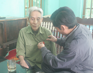 Lãnh đạo xã Kim Bôi đến thăm hỏi,  động viên gia đình có công với cách mạng  Bùi Văn Vãn ở xóm Vố.