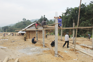 Nhân dân dựng nhà mới ở khu tái định cư Suối Kẻ, xã Tu Lý (Đà Bắc).