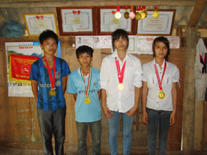Một số VĐV ở Địch Giáo (Tân lạc) đã đoạt giả HCV môn bơi lội tại Hội khỏe Phù Đổng toàn quốc khu vực I năm 2012 tại Phú Thọ.