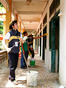 Đoàn tình nguyện sơn tường lớp học tại trường tiểu học Cuối Hạ B.