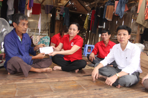 Lãnh đạo Hội CTĐ tỉnh thăm hỏi, động viên, hỗ trợ hộ gia đình bị thiệt hại bởi lốc xoáy tại xóm Định, xã Mãn Đức.