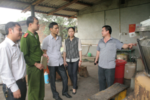 Đoàn kiểm tra liên ngành kiểm tra thực tế tại xưởng sản xuất của Công ty CP y dược và đầu tư thương mại Sông Đà.