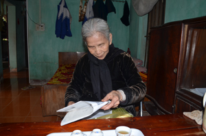 Cụ Trần Thị Tâm (85 tuổi) là một nhân chứng cuối cùng của trận đánh Tu Vũ lần giở những trang sử hào hùng trên mảnh đất quê hương.

