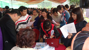 Người lao động tìm thông tin tại Sàn giao dịch việc làm huyện Tân lạc năm 2013.

