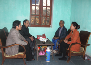 Cấp ủy chi bộ tiểu khu Liên Phương, thị trấn Đà Bắc (Đà Bắc) thường xuyên thăm hỏi, động viên các gia đình đảng viên ốm đau, hoạn nạn.

