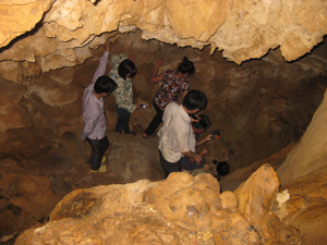 Du khách khám phá hang động núi Niệm tại xã Phú Thành (Lạc Thủy).