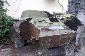 Xác chiếc xe tăng mang số hiệu B2885498 USA của quân đội Pháp bị Anh hùng Cù Chính Lan tiêu diệt tại Giang Mỗ (Bình Thanh - Cao Phong). 

