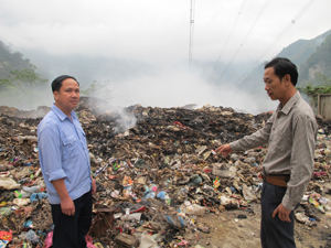 Bãi rác tại xóm Đồng Bảng, xã Đồng Bảng (Mai Châu) bị cháy và bốc khói nghi ngút đã hơn 2 tuần nay. 

