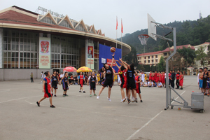 Trận đấu giữa 2 đội trường nữ THPT chuyên Hoàng Văn Thụ và THPT Đại Đồng (Lạc Sơn).