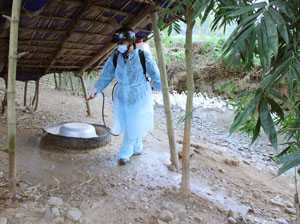 Đội phun thuốc sát trùng xã Tân Minh hỗ trợ hộ chăn nuôi gia cầm, thủy cầm vệ sinh tiêu độc khử trùng khu vực chăn nuôi.
  
