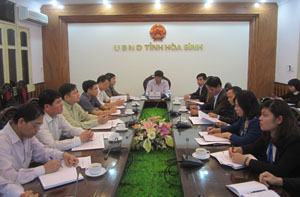 Đồng chí Trần Đăng Ninh, Phó Chủ tịch UBND tỉnh và lãnh đạo các sở, ban, ngành, đoàn thể dự hội nghị trực tuyến tại đầu cầu tỉnh ta.
