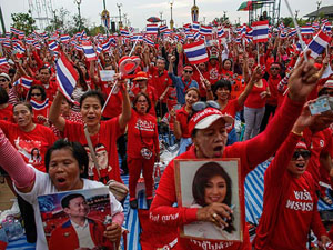 Phe “áo đỏ” biểu tình ở ngoại ô Bangkok hôm 5-4 Ảnh: REUTERS

