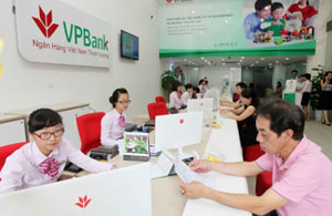Khách hàng đến giao dịch ở Phòng giao dịch của Ngân hàng thương mại CP Việt Nam Thịnh Vượng (VPBank). Ảnh: VPBANK