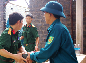 LLVT huyện Yên Thủy tham gia xây nhà tình nghĩa tặng gia đình anh Đinh Quang Hưng là con liệt sỹ ở xóm Phú Vượng, xã Phú Lai.
