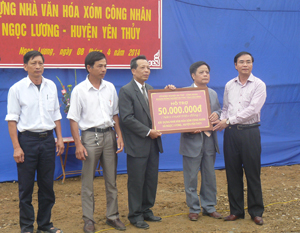 Đồng chí Hoàng Văn Tứ, UVTV, Giám đốc Sở NN&PTNT trao tặng 50 triệu đồng cho xóm Công Nhân xây dựng nhà văn hoá.