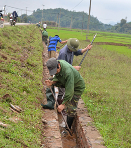 Nhân dân thực hiện nạo vét, phát dọn các tuyến kênh mương nội đồng trên địa bàn xã Hạ Bì, huyện Kim Bôi.