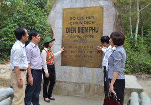 Đoàn cán bộ, phóng viên Báo Hòa Bình thăm Sở Chỉ huy chiến dịch Điện Biên Phủ được đặt tại Mường Phăng.