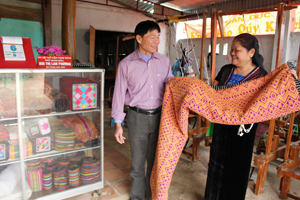 “Doanh nhân Văn hóa - Nữ tướng thời bình”  Bùi Thị Lan Phương giới thiệu nét tinh tế của sản phẩm thổ cẩm Mường.