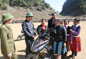 Lãnh đạo Công đoàn ngành GT-VT và cán bộ Trung tâm Đào tạo sát hạch lái xe mô tô A 1  tìm hiểu nhận thức về an toàn giao thông đường bộ của đồng bào dân tộc Mông Mai Châu.