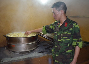 Dù được ra đời cách đây 60 năm nhưng bếp Hoàng Cầm vẫn được sử dụng rộng rãi phục vụ hiệu quả công tác huấn luyện của bộ đội (ảnh: CBCS LLVT tỉnh sử dụng bếp Hoàng Cầm trong diễn tập, huấn luyện SSCĐ).