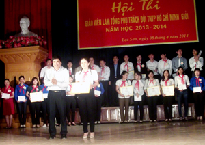 Lãnh đạo Phòng Giáo dục và Đào tạo huyện trao giải Nhất cho đồng chí Điền Thị Ngọc - giáo viên TPT Đội trường THCS Vũ Lâm.
