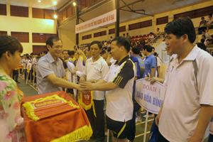 Lãnh đạo Đảng uỷ Khối các cơ quan tỉnh trao cờ luân lưu cho các đoàn tham gia.