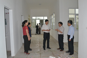 Đồng chí Bùi Văn Cửu, Phó Chủ tịch TT UBND tỉnh kiểm tra công trình xây dựng phòng khám đa khoa khu vực đường 21 thuộc xã Cao Thắng (Lương Sơn).