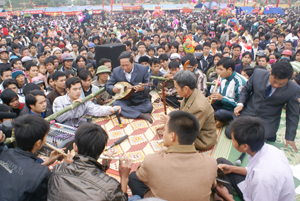 Đội văn nghệ xã Phong Phú (Tân Lạc) trình diễn các loại nhạc cụ dân tộc tại lễ hội Khai hạ Mường Bi. Ảnh: P.V