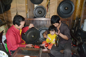 Nghệ nhân Nguyễn Văn Thực (bên trái) ở xóm Chăm,  phường Thái Bình (TPHB) thường xuyên truyền dạy đánh cồng chiêng cho con, cháu.