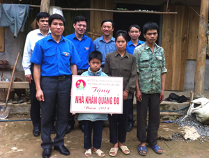 Lãnh đạo Tỉnh đoàn, huyện Lạc Sơn trao Nhà khăn quàng đỏ cho gia đình em Bùi Văn Dính.