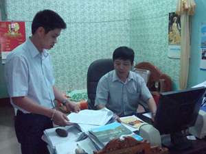 Cán bộ làm công tác KTGS của huyện Mai Châu thường xuyên trao đổi, nghiên cứu các tài liệu, văn bản nhằm năng cao công tác đáp ứng yêu cầu nhiệm vụ được giao.