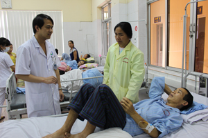 Sau dùng lá du mại chữa táo bón, ông Hà Văn Ẳm ở xóm Bui, xã Mãn Đức (Tân Lạc) nhập viện cấp cứu vì bị ngộ độc, tan máu cấp.