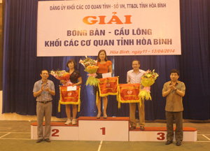 Lãnh đạo Đảng uỷ Khối các cơ quan tỉnh trao cờ cho các đội đạt giải nhất, nhì, ba toàn đoàn.