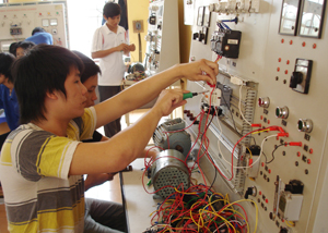 Các học viên được đào tạo nghề điện đang thực hành trên các thiết bị đồng bộ, hiện đại tại Trung tâm dạy nghề và giới thiệu việc làm (Bộ CHQS tỉnh).
