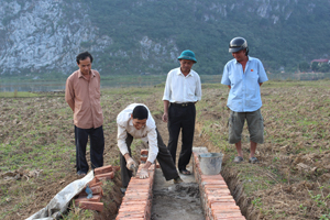 Ban Thanh tra nhân dân thôn Hoàng Đồng, xã Khoan Dụ (Lạc Thủy) giám sát các công trình xây dựng NTM trên địa bàn.