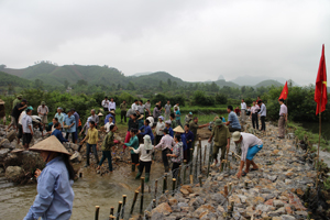Nhân dân thôn Nèo, xã Sơn Thủy (Kim Bôi) tham gia xây dựng kè đá hộc kiên cố bờ suối để nâng cao hiệu quả phục vụ sản xuất nông nghiệp và phòng - chống lũ bão.