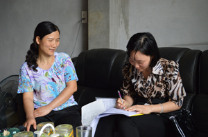 Điều tra viên thu thập thông tin về dân số và nhà ở trực tiếp tại hộ dân thuộc địa bàn số 5, phường Tân Hòa (TPHB).
