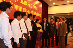 Các đại biểu trò chuyện, trao đổi kinh nghiệm trong quá trình phối hợp, liên kết và hợp tác tuyên truyền với chủ đề “Hà Nội với cả nước, cả nước với Hà Nội”.