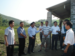 Thường trực HĐND tỉnh và lãnh đạo huyện Kim Bôi thăm mô hình trang trại của gia đình anh Bùi Văn Khằn, xóm Vọ, xã Cuối Hạ.
