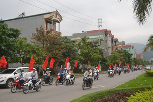 Trên 100 người tham gia diễu hành cổ động về tháng tháng hành động trên đường Trần Hưng Đạo (TP. Hòa Bình).