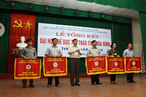 Đồng chí Bùi Văn Cửu, Phó Chủ tịch TT UBND tỉnh trao cờ của BTC cho các đơn vị tổ chức tốt Đại hội TD-TT cấp huyện, thành phố.