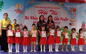 BTC trao giải cho các trường đạt thứ hạng cao tại Hội thi “Bé khoẻ măng non” huyện Lương Sơn năm học 2013-2014.