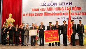 Ủy viên BCT, Bí thư TƯ Đảng, Trưởng ban Tuyên giáo TƯ Đinh Thế Huynh trao danh hiệu Anh hùng Lao động cho Báo Hànộimới.