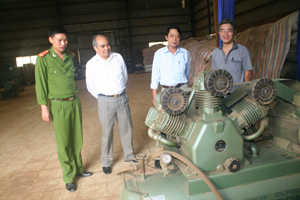 Đoàn kiểm tra liên ngành kiểm tra xưởng sản xuất chè của Công ty TNHH Tùng Lâm.