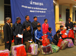 Hội bảo trợ NKT&TMC tỉnh phối hợp với Công ty may Hùng Cường, Đạo tràng Chân Tịnh (Hà Nội) tặng quà NKT và TMC huyện Yên Thủy.