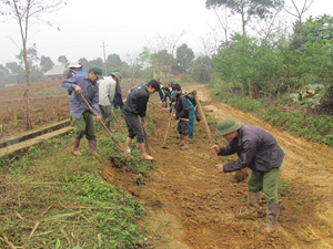 ĐV-TN tham gia làm đường giao thông nông thôn tại xã Hào Lý (Đà Bắc) thiết thực hưởng ứng tháng thanh niên.