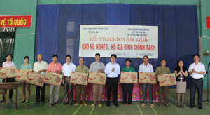 Trao ti vi cho hộ nghèo, gia đình chính sách tại huyện Kim Bôi.