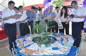 Các đại biểu thăm các gian trưng bày nhân ngày sách Việt Nam tại Yên Thuỷ (21/4).