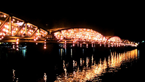 Cầu Trường Tiền rực sáng trong đêm 18-4. 
